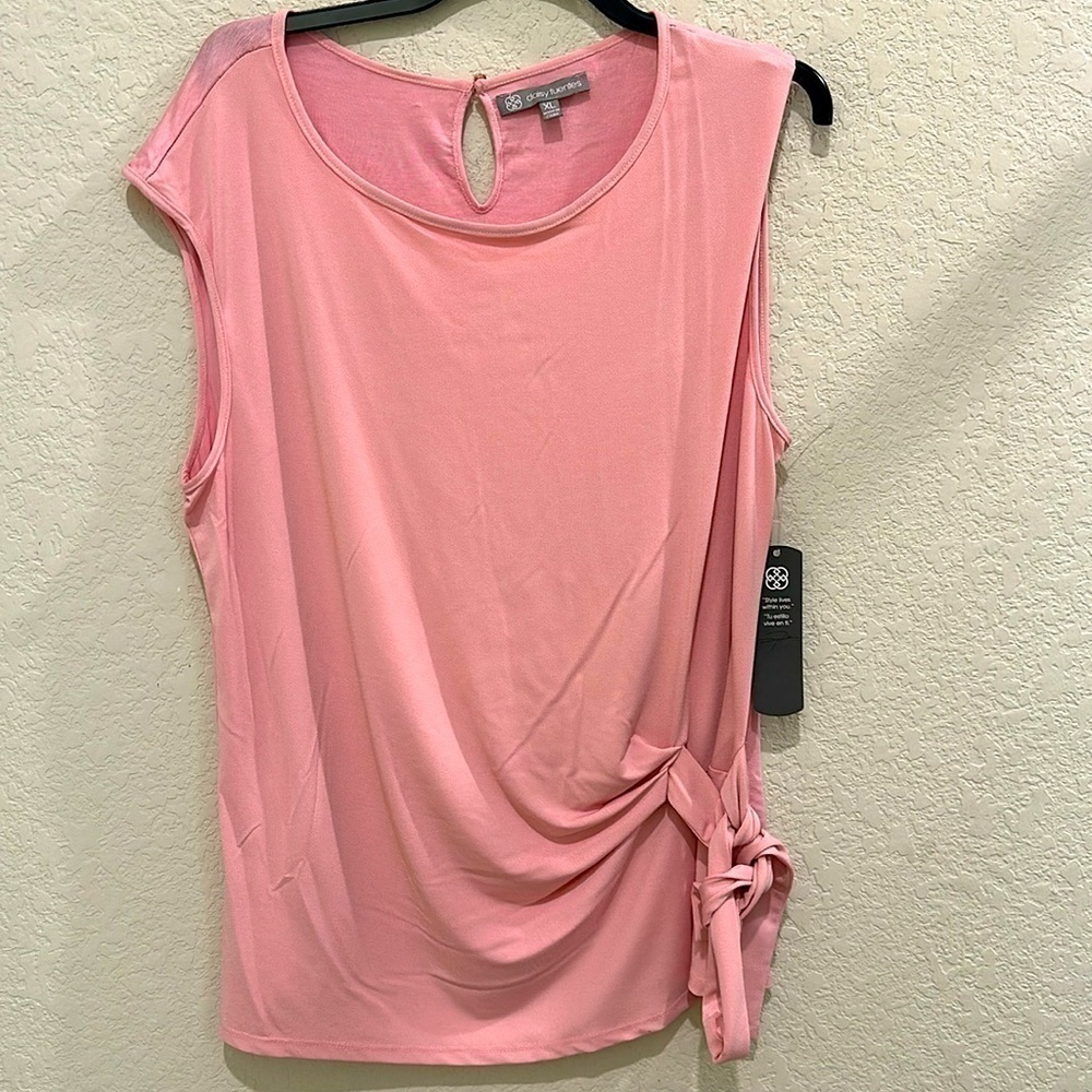 Daisy Fuentes Sleevless top size XL NWT